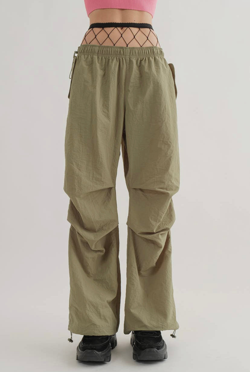 I'M ESSENTIAL PARACHUTE PANTS (OLIVE)