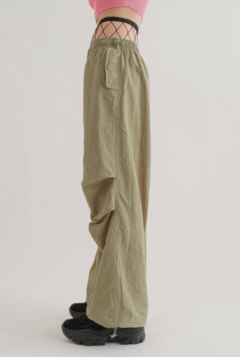 I'M ESSENTIAL PARACHUTE PANTS (OLIVE)